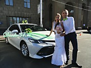 ДАНКО-КОРТЕЖ ВОЛГОГРАД и наши счастливые молодожены на фоне новенькой Toyota Camry. Эффектные свадебные авто нового поколения в любой район Волгограда. Украшения для свадебных машин в любом цвете для Вас!