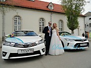 Красивая семейная пара, красивый свадебный кортеж, оформленный изящными украшениями для свадебных машин от компании ДАНКО-КОРТЕЖ ВОЛГОГРАД
