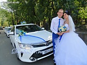 Наши счастливые молодожены, красивый свадебный кортеж и стильные свадебные украшения в синем от компании Данко - кортеж Волгоград