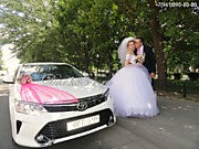 Шикарная свадьба, современные свадебные авто и стильные украшения для свадебных машин в розовом.