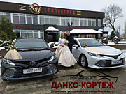 Автомобили Toyota Camry New 2020 - эффектные свадебные машины в белом и черном цвете в любой район Волгограда. Украшения для свадебных машин в любом цвете в наличии! Данко-кортеж Волгоград - нас выбирают!
